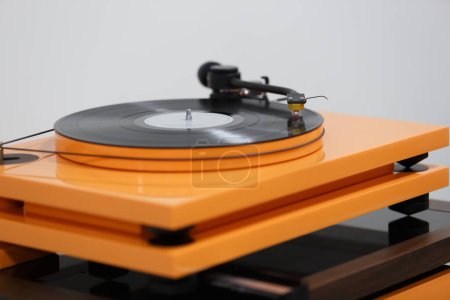 Téléchargez les photos : Hi fi turntable plays vinyl record with classic music. High fidelity records player in close up - en image libre de droit