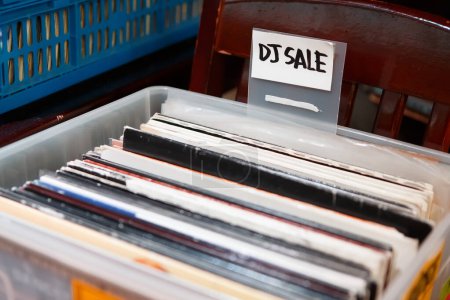 Téléchargez les photos : Box of records on sale at vinyl fare. Analog audio equipmet for disc jockey - en image libre de droit
