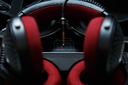 Foto de Luxury hi fi headphones in close up. Professional wired dJ headset with powerful bass - Imagen libre de derechos