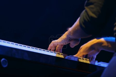 Téléchargez les photos : Pianiste jouant de la musique en concert. Mains du pianiste sur le clavier du synthétiseur - en image libre de droit