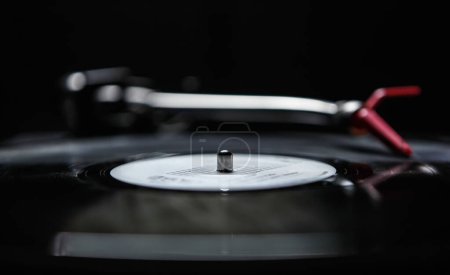 Foto de Reproductor de discos de vinilo reproduce disco con música. Primer plano de la foto de DJ profesional tocadiscos dispositivo girando viejo registro analógico - Imagen libre de derechos