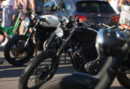 Téléchargez les photos : Custom bobber motorbike painted in matte black. Classic tuner motorcycle on bike show. - en image libre de droit