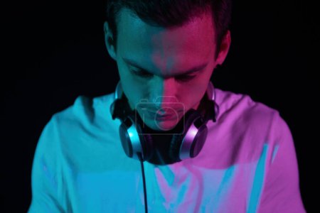 Téléchargez les photos : Portrait de DJ club mélangeant musique sur fête. Jeune homme blanc beau joue DJ ensemble dans la boîte de nuit - en image libre de droit