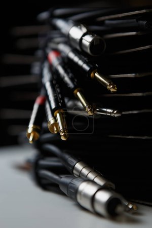 Foto de Set of high quality audio cables in music store. Stock of 6.3 mm jack to xlr connectors - Imagen libre de derechos