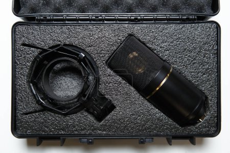 Foto de Hi fi condenser microphone in box. Professional vocal microphone for sound recording studio or radio station - Imagen libre de derechos
