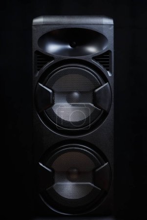 Téléchargez les photos : Système audio Hi fi pour studio d'enregistrement sonore. Grand haut-parleur noir avec composants haute fidélité - en image libre de droit