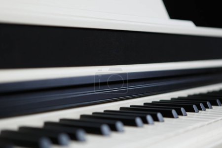 Téléchargez les photos : Synthétiseur blanc moderne piano. Instrument de musique professionnel haut de gamme pour pianiste - en image libre de droit