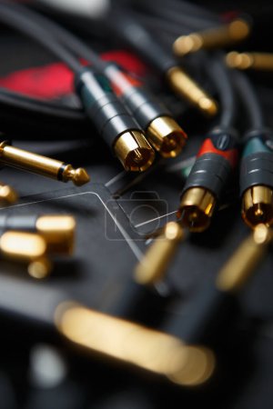 Téléchargez les photos : Set of professional audio cables for sound recording studio. Buy hi fi wire connectors for audio equipment in music store - en image libre de droit