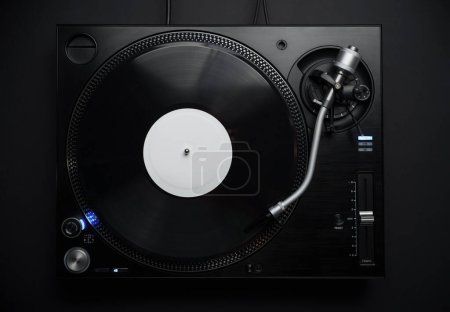 Téléchargez les photos : Dj turntable in flat lay. Professional hi fi turn table player for disc jockey shot directly from above - en image libre de droit