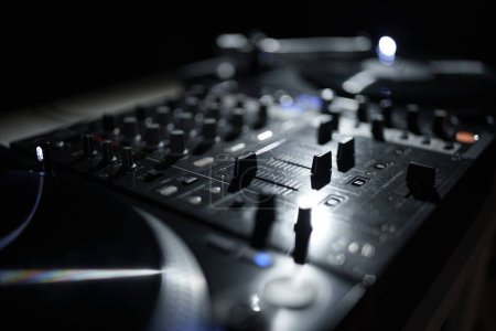 Foto de Instalación de DJ en el escenario del concierto. Mezclador de audio y tocadiscos de vinilo para disc jockey profesional - Imagen libre de derechos
