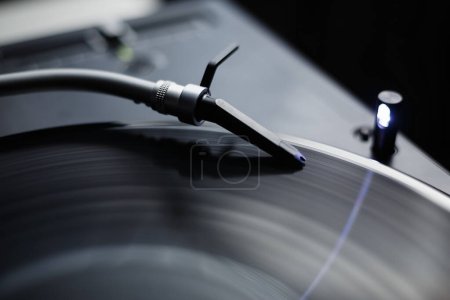 Téléchargez les photos : Turntables needle on vinyl record. Professional dj turn table player device in closeup - en image libre de droit