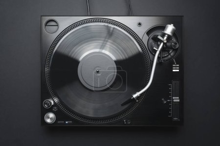 Téléchargez les photos : Dj turntable in flay lay. Turn table playing vinyl record with music. - en image libre de droit