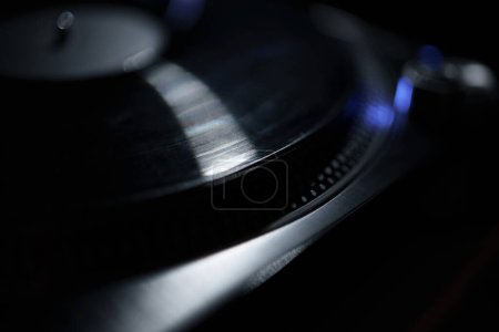 Téléchargez les photos : Vinyl record on hi fi turntable player. Professional disc jockey analog audio equipment - en image libre de droit