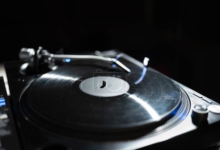 Foto de Dj turntable playing vinyl record with music on hip hop party. Professional analog turn table player for disc jockey. - Imagen libre de derechos