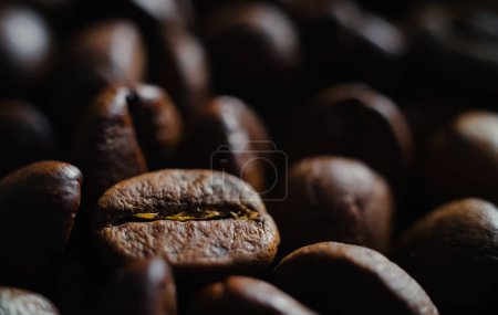 Foto de Café tostado oscuro en primer plano. Ingrediente espresso aromático fresco - Imagen libre de derechos