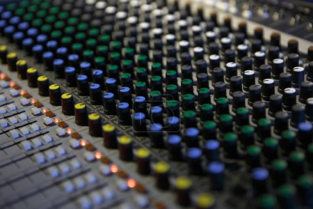 Téléchargez les photos : Panneau de mixage audio professionnel avec régulateurs de volume et faders. console de mixage sonore sur scène de concert - en image libre de droit