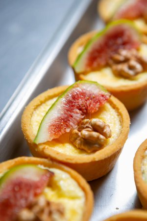 Téléchargez les photos : Délicieuse canape aux figues, noix et fromage - en image libre de droit