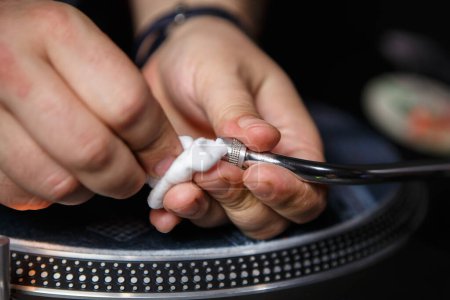 Foto de DJ limpia tocadiscos aguja y tono brazo en retro vinilo tocadiscos - Imagen libre de derechos