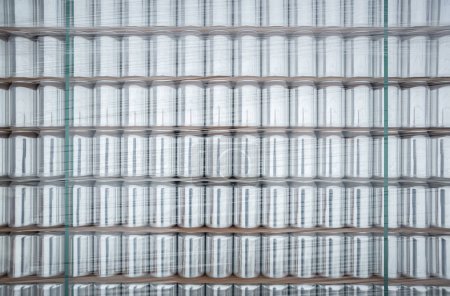 Téléchargez les photos : Boîtes en aluminium pour boissons empilées sur étagère en entrepôt. Aluminium neuf non utilisé pour boissons froides - en image libre de droit