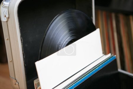 Grabación de vinilo con música en sobre de papel. Dj caso de viaje con registros. 