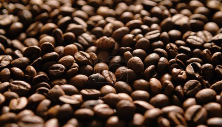 Foto de Granos de café tostados en primer plano. Fondo amplio con grano de cafeína tostado oscuro - Imagen libre de derechos
