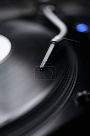 Foto de Retro DJ mesa giratoria reproduce disco de vinilo con música. Giradiscos aguja en el brazo tono - Imagen libre de derechos