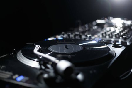 Téléchargez les photos : Installation DJ sur scène de concert. Platine vinyle professionnelle et mélangeur de son pour disc jockey - en image libre de droit