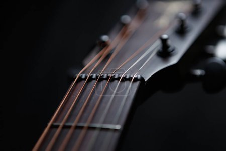 Foto de Cuello de guitarra y diapasón con cuerdas de metal en primer plano. Instrumento acústico profesional para guitarrista - Imagen libre de derechos