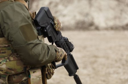 Foto de Soldado ucraniano equipado con un moderno entrenamiento de rifle de asalto bullpup en el campo de tiro al aire libre - Imagen libre de derechos