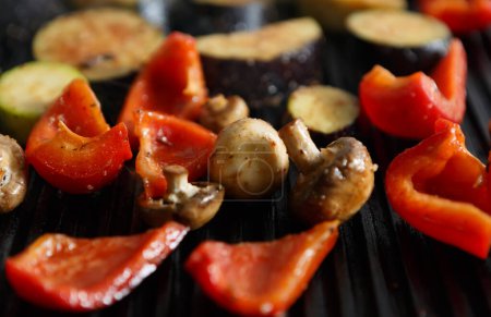 Foto de Hortalizas y champiñones cocinando en sartén caliente en una cocina comercial - Imagen libre de derechos