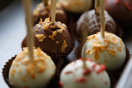 Foto de Deliciosos bombones de chocolate bon en palitos preparados con chocolate con leche belga - Imagen libre de derechos