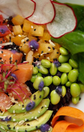 Foto de Pescatario para vegetarianos que comen pescado. Tazón exótico con salmón y verduras crudas en rodajas - Imagen libre de derechos