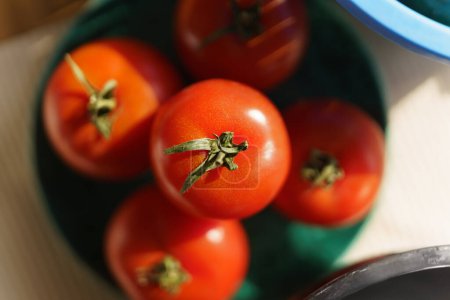 Téléchargez les photos : Tomates rouges mûres sur une assiette tirée par le haut. Pile de légumes frais préparés pour la cuisson - en image libre de droit