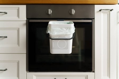Téléchargez les photos : Poubelle à compost dans une cuisine domestique. Bokashi contenant pour les restes d'aliments biodégradables. Recycler les déchets organiques en engrais naturel - en image libre de droit