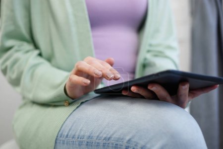 Téléchargez les photos : Femme utilisant un ordinateur tablette. Femme naviguant sur Internet sur gadget sans fil portable - en image libre de droit