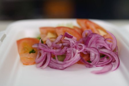 Téléchargez les photos : Boîte à lunch en polystyrène avec légumes frais et oignons rouges - en image libre de droit