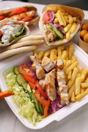 Foto de Kalamaki griego y giroscopios pita con carne a la parrilla servidos para llevar en un restaurante de comida rápida - Imagen libre de derechos