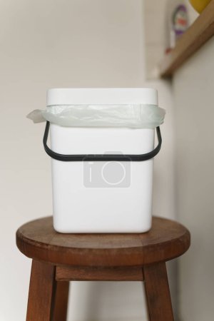Téléchargez les photos : Bokashi compact dans une cuisine. Poubelle à compost pour le recyclage des déchets alimentaires organiques à la maison. Concept de mode de vie durable - en image libre de droit