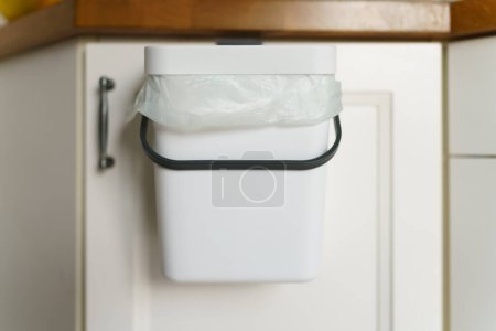 Téléchargez les photos : Poubelle à compost dans une cuisine domestique. Conteneur spécialisé en plastique avec son bokashi pour déchets alimentaires organiques. Concept de mode de vie durable - en image libre de droit