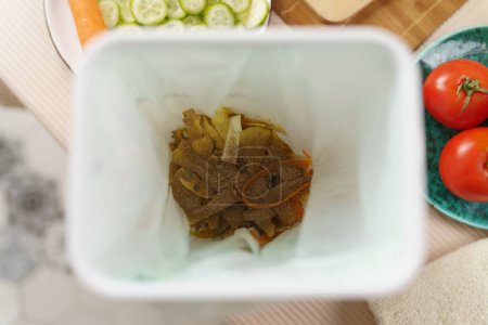 Téléchargez les photos : Poubelle à compost avec ferment bokashi. Recyclage des déchets alimentaires biologiques à la maison - en image libre de droit