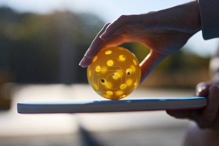 Foto de Pickler puso una pelota en una raqueta de pickleball - Imagen libre de derechos