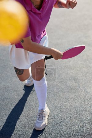 Foto de Jugador de Pickleball sirviendo una pelota con una raqueta - Imagen libre de derechos