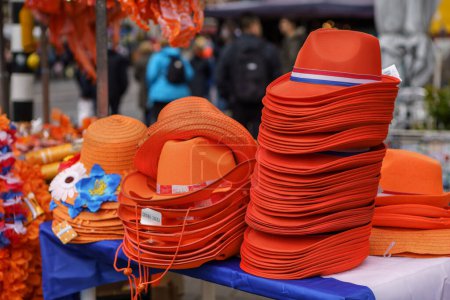 Foto de Sombreros naranjas decorativos para la fiesta del Día del Rey en la tienda de recuerdos. AMSTERDAM, PAÍSES BAJOS-28 ABRIL, 2019 - Imagen libre de derechos