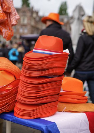 Foto de Sombreros naranjas para el festival del día del Rey. AMSTERDAM, PAÍSES BAJOS-28 ABRIL, 2019 - Imagen libre de derechos