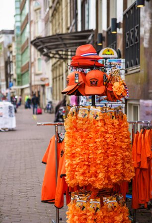 Foto de Tienda de recuerdos vendiendo sombreros naranjas y decoraciones para la celebración del Día del Rey. AMSTERDAM, PAÍSES BAJOS-28 ABRIL, 2019 - Imagen libre de derechos