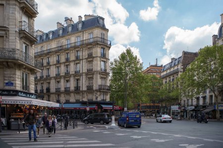 Téléchargez les photos : Carrefour du boulevard Saint Germain et de la rue De Dante. PARIS - 29 AVRIL 2019 - en image libre de droit