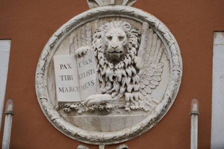 Téléchargez les photos : Sculpture d'un lion sur la façade Campanile de Saint Marc (Venise : Pax Tibi Marce Evangelista Meus). VENISE - 5 MAI 2019 - en image libre de droit
