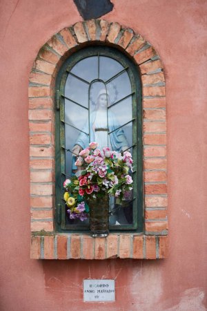 Téléchargez les photos : Statue de la Vierge Marie dédiée à l'Année Mariale 1954 déclarée par le Pape Pie XII (italien : Ricordo Anno Mariano 1954) située sur l'île Guidecca. VENISE - 4 MAI 2019 - en image libre de droit