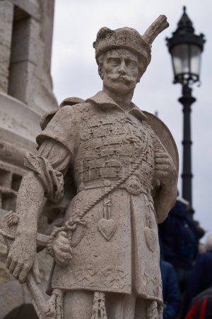 Foto de Estatua de piedra del guerrero húngaro en un bastión de pescadores (húngaro: Halszbstya). Budapest, Hungría - 7 de mayo de 2019 - Imagen libre de derechos