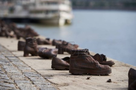 Foto de Zapatos de metal oxidado en el Danubio (húngaro: Cipk a Duna-parton). Budapest, Hungría - 7 de mayo de 2019 - Imagen libre de derechos
